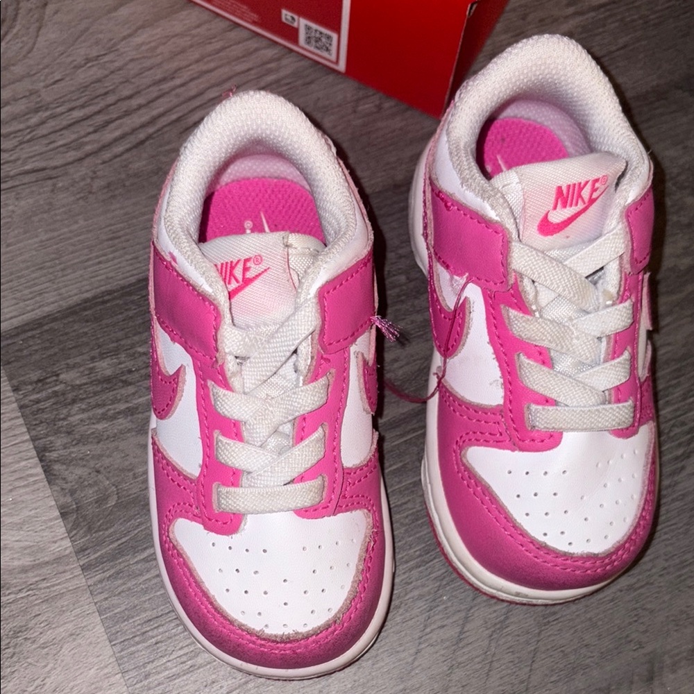 nike dunk fuchsia great condition box included